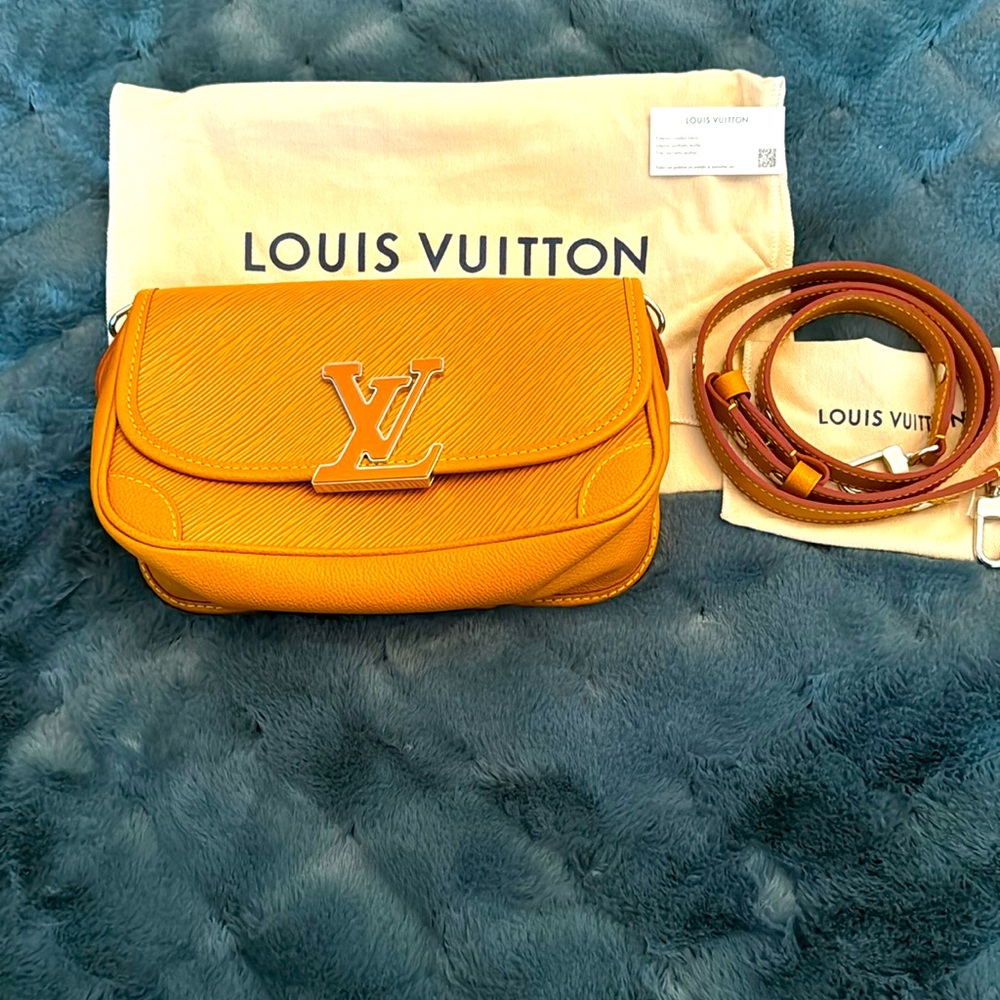 Epi Buca Louis Vuitton 
Leather Crossbody  in Gold brand new never worn